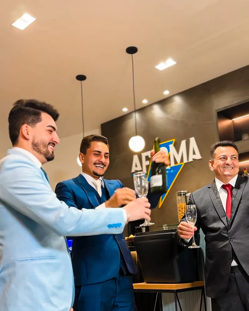 Brinde de comemoração do noivo com convidados na A Firma Barbearia