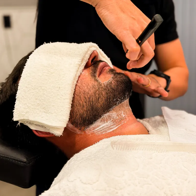 Barboterapia com toalha quente na A Firma Barbearia