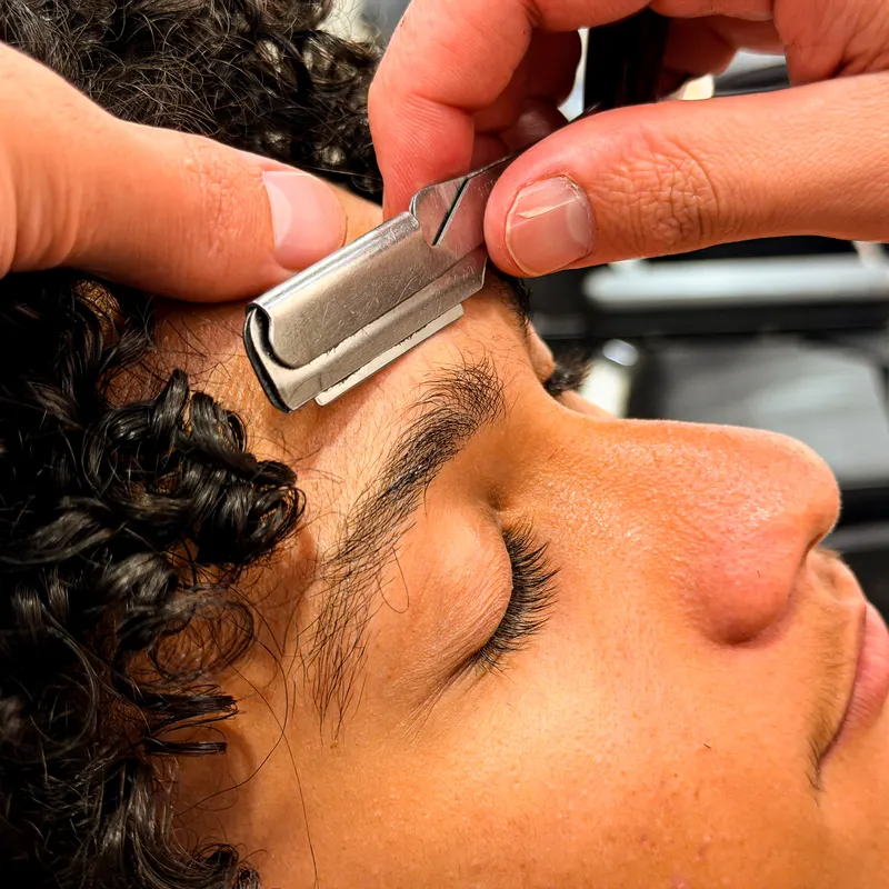 Design de sobrancelha na A Firma Barbearia
