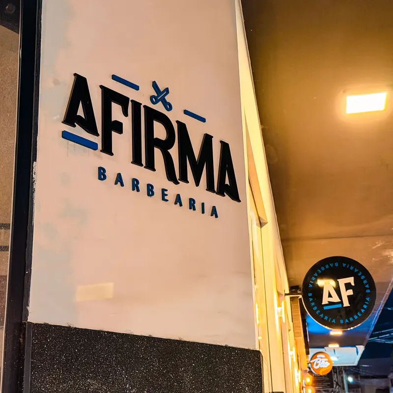 Letreiro da A Firma Barbearia na fachada