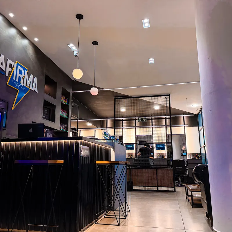 Recepção e cafeteria AFIRMA Coffee da A Firma Barbearia