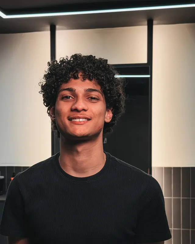 Bernardo Alves, especialista em cabelo afro na A Firma Barbearia