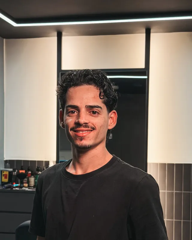 Felipe Stevam, barbeiro a firma na A Firma Barbearia