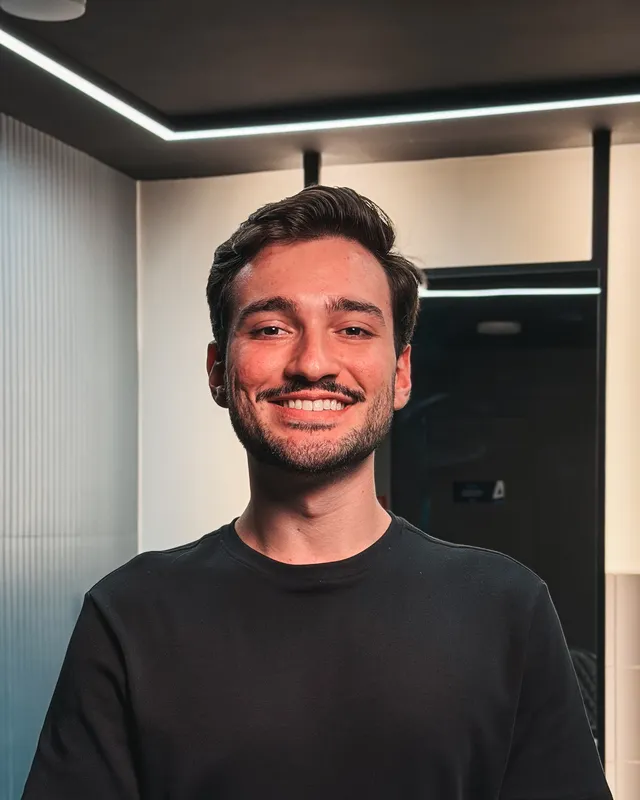 Rafael Vieira, visagismo e corte na tesoura na A Firma Barbearia