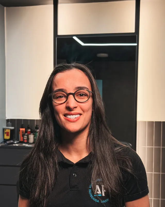 Thayná Campos, visagista na A Firma Barbearia